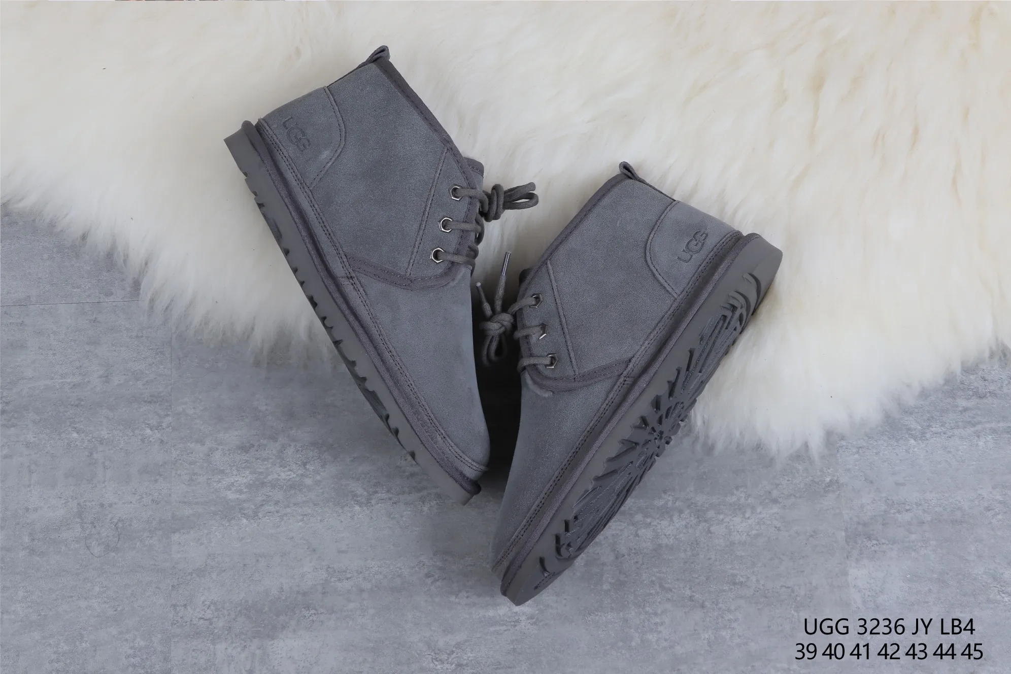 💰520 UGG 3236 Gray M Neumel Product Description: As an extension of the classic series, the classic lightweight series has a low-profile outsole and upper inspired by classic styles, presenting the comfort and luxury of UGG. Upper: cow leather, soft suede upper. Insole: 17mm UGGpure™ wool cushioning foam insole. Sole: Treadlite by UGG™ Light wing technology outsole - non-slip, cushioning, wear resistance, and good elasticity Heel: with brand LOGO on the side Size: 35 36 37 38 39 40 41 42 43 44 45